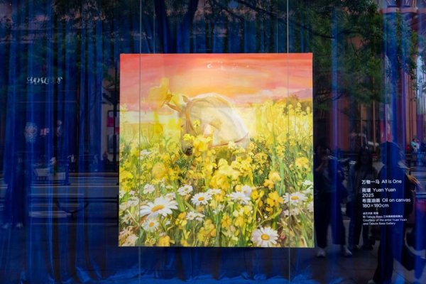 满目芳菲！从商场橱窗到全城巷陌，春日繁花漫染申城